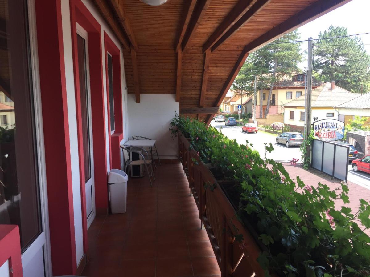 Hableany Etterem, Pizzeria Es Vendeghaz Bed & Breakfast Balatonmariafurdo Exterior photo