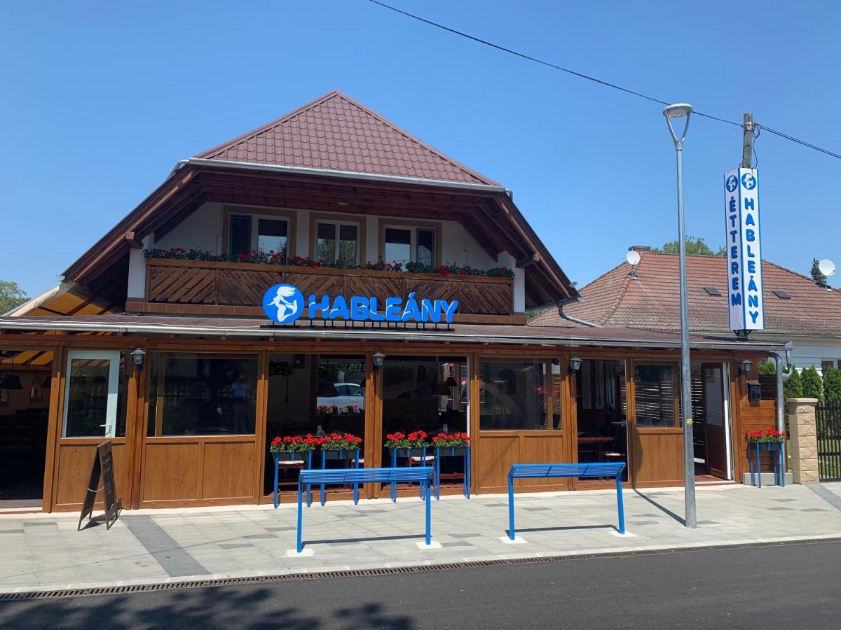 Hableany Etterem, Pizzeria Es Vendeghaz Bed & Breakfast Balatonmariafurdo Exterior photo
