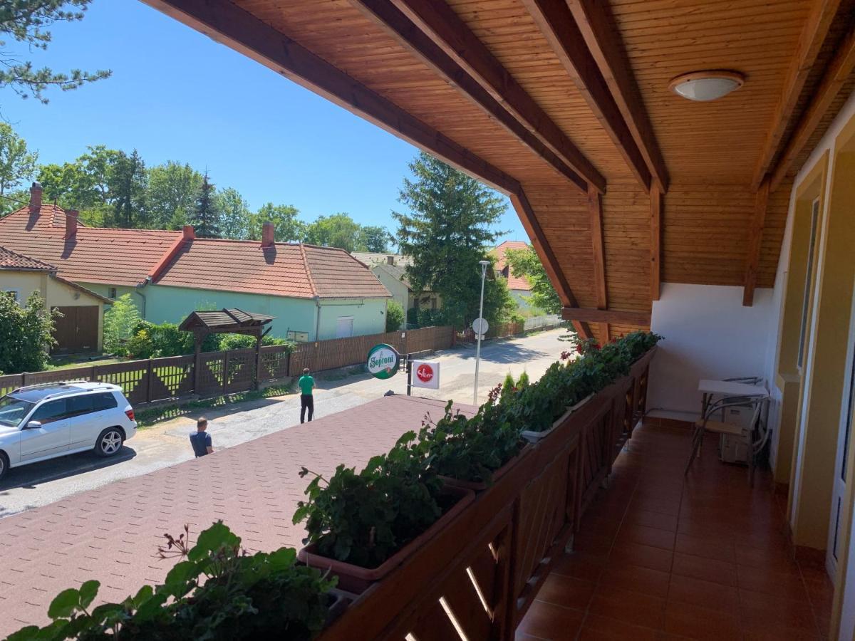 Hableany Etterem, Pizzeria Es Vendeghaz Bed & Breakfast Balatonmariafurdo Exterior photo